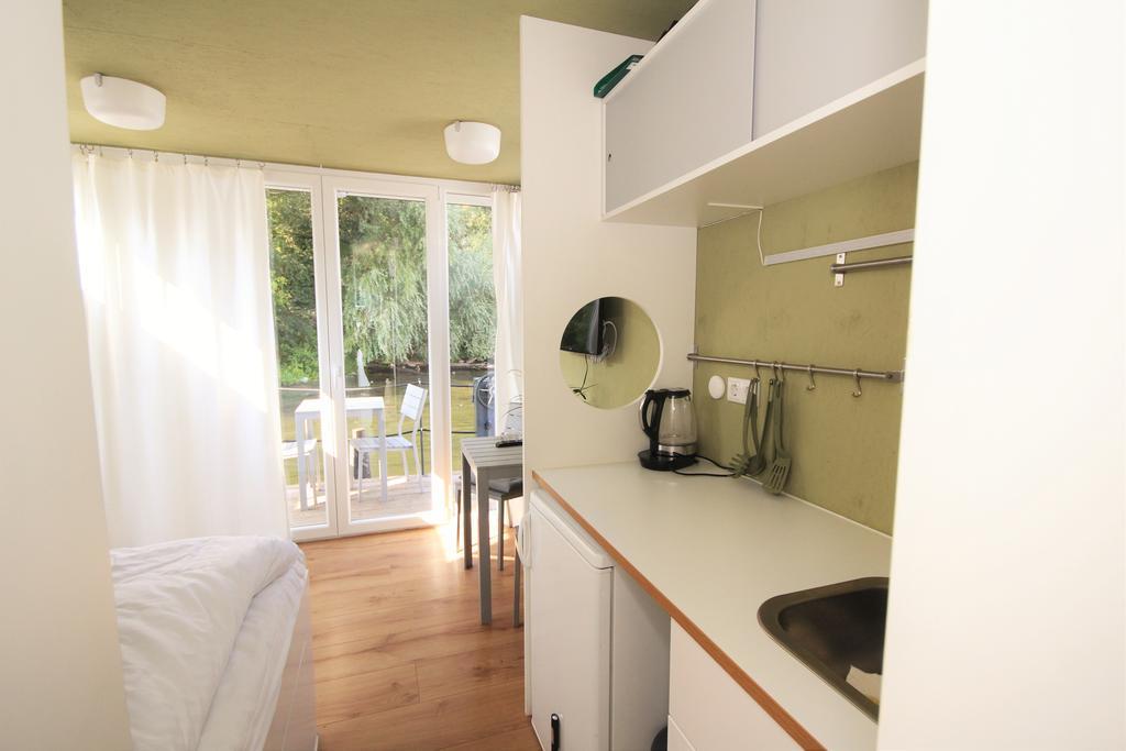 Cosy Houseboat Wannsee Botel *