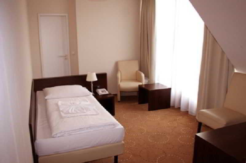 Selina West 3* Berlin
