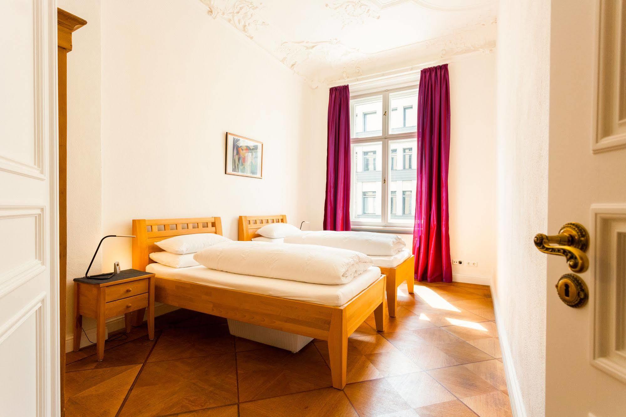 Aptc Downtown Monument4rent Near Checkpoint Charlie Apartment *