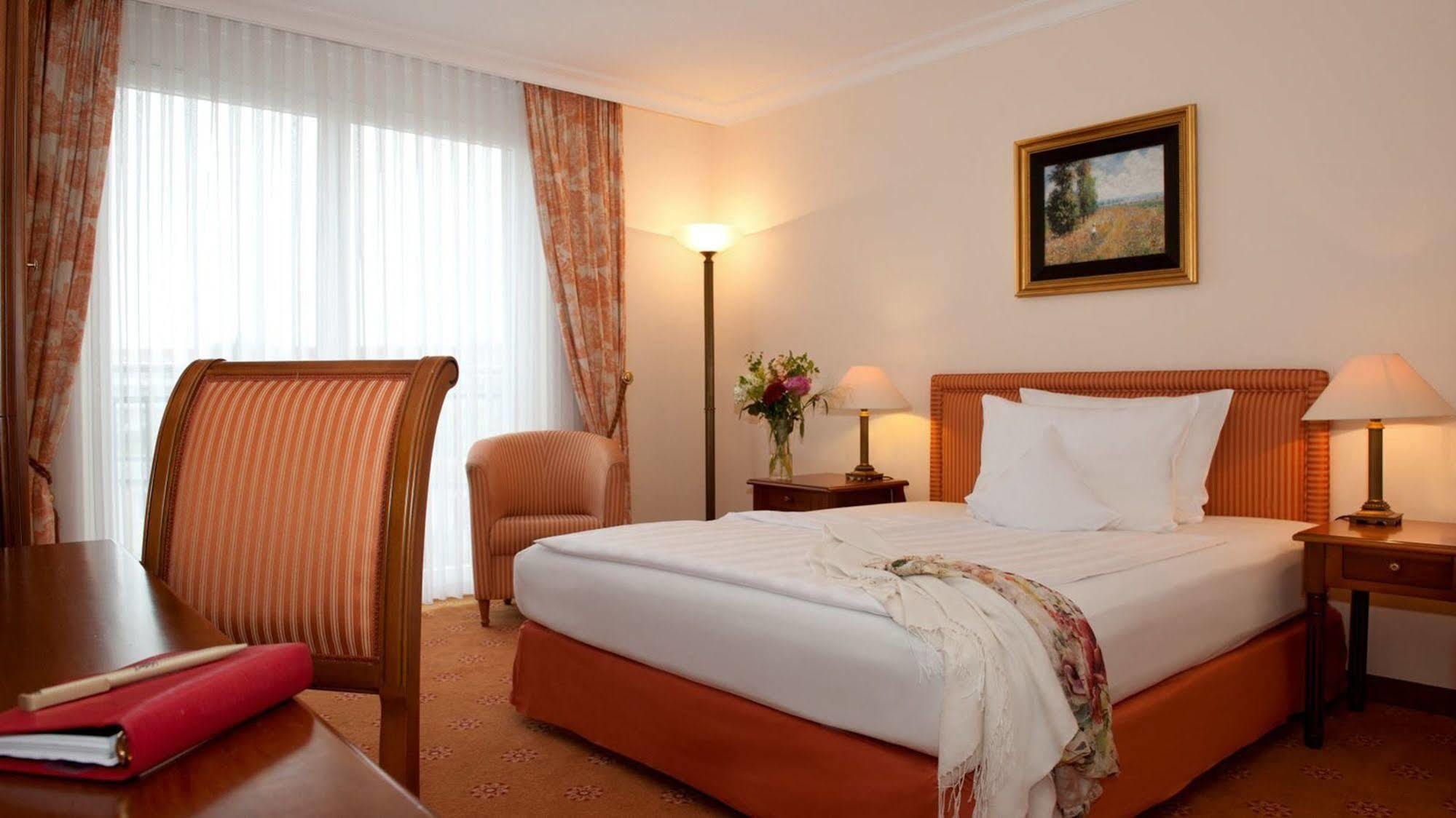 Hotel Victor's Residenz-hotel Mitte 4*