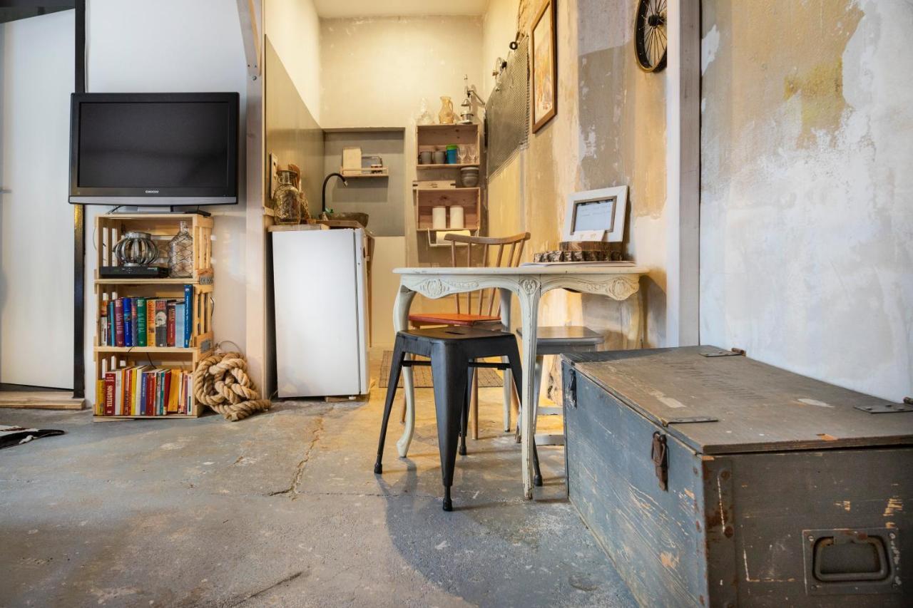 Avoid The Crowd - Industrial Studio Apartment Berlin
