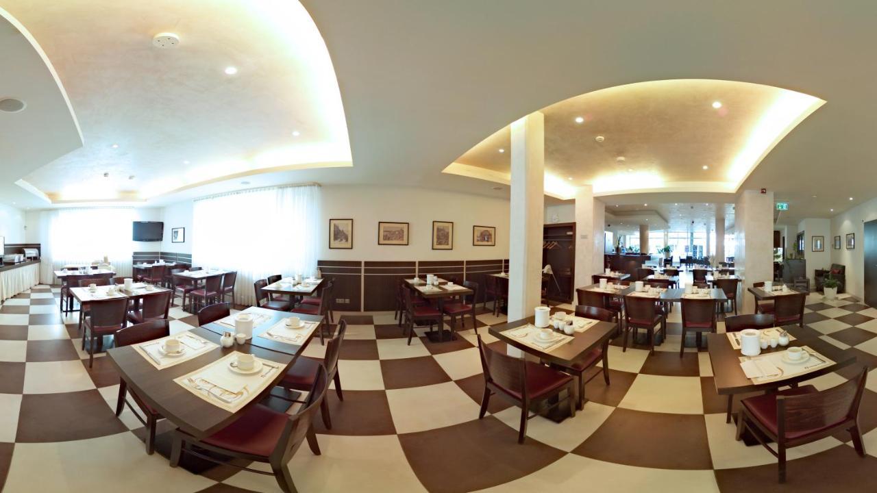 Ivbergs Messe Hotel 3*