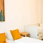 Bright 2 Bedroom Apartment In Convinient Location