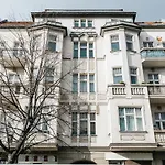 Bright 2 Bedroom Apartment In Convinient Location