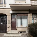 Bright 2 Bedroom Apartment In Convinient Location