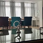 Ein Charmanter Zweifamilienhaus