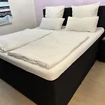 Traumhafte Haushaelfte Mit Kamin, Garten & Whirlpool