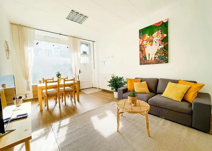 Bright 2 Bedroom Apartment In Convinient Location