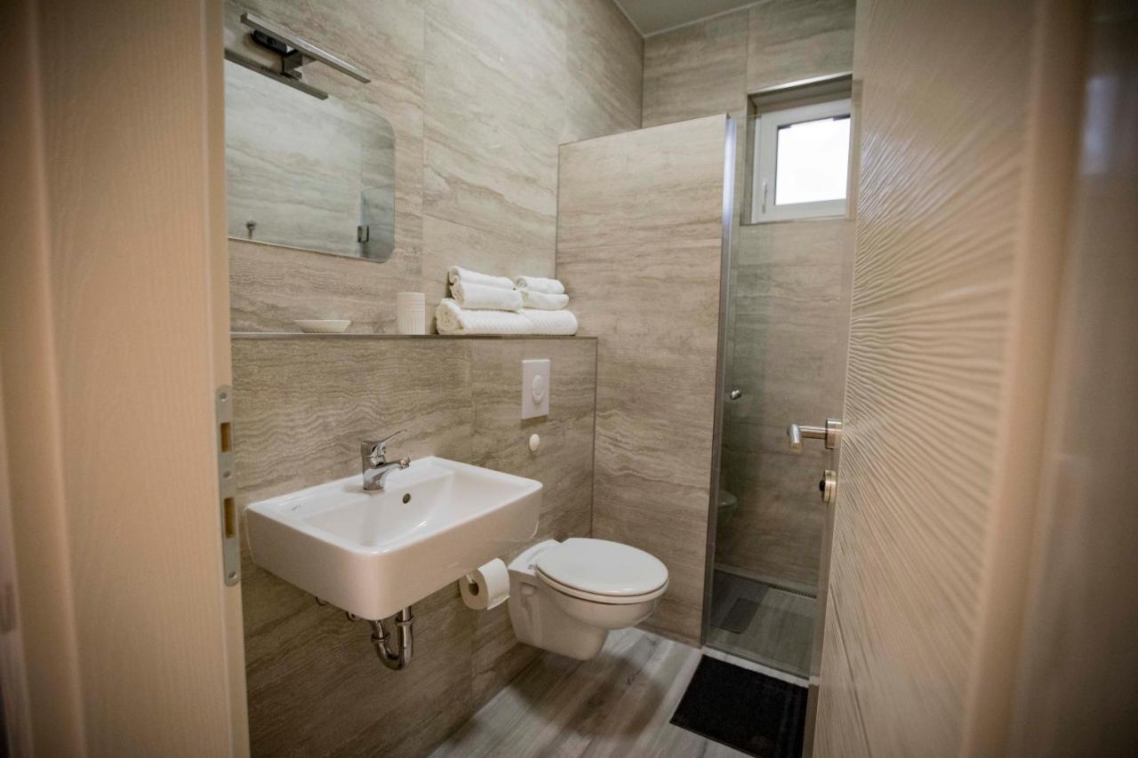 Leo Guest house *