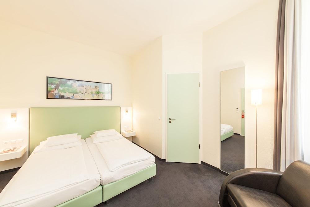 Garner - Checkpoint Charlie By Ihg