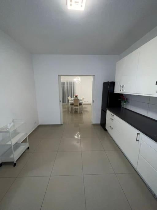 Luxus-doppelhaushaelfte Im Ruhigen Blumenviertel Apartment