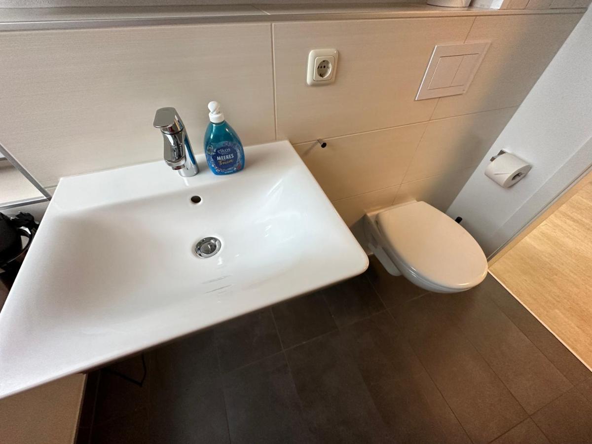 Traumhafte Haushaelfte Mit Kamin, Garten & Whirlpool Apartment *