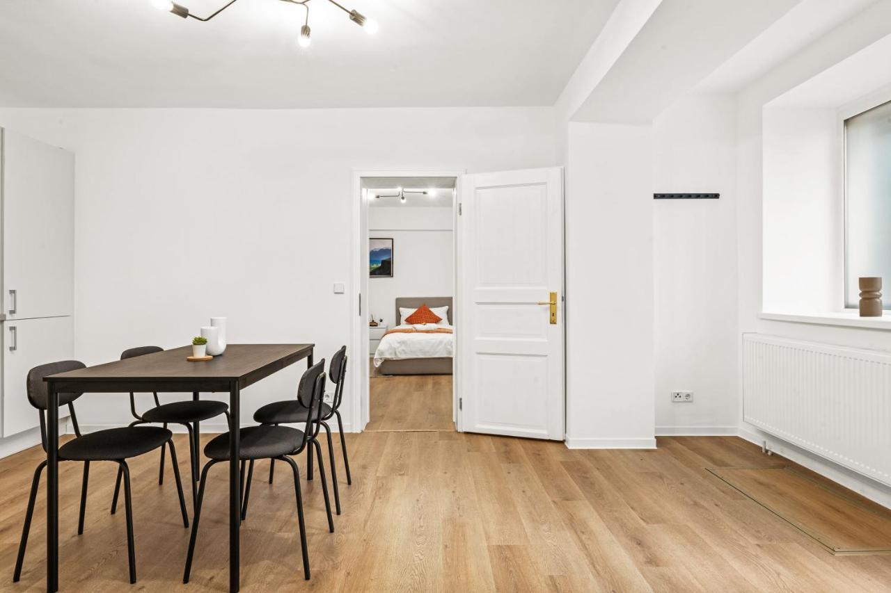 2 Apartments, 4 Betten, Vollmoebliert,zentrale Lage Am S-bahnhof Apartamento