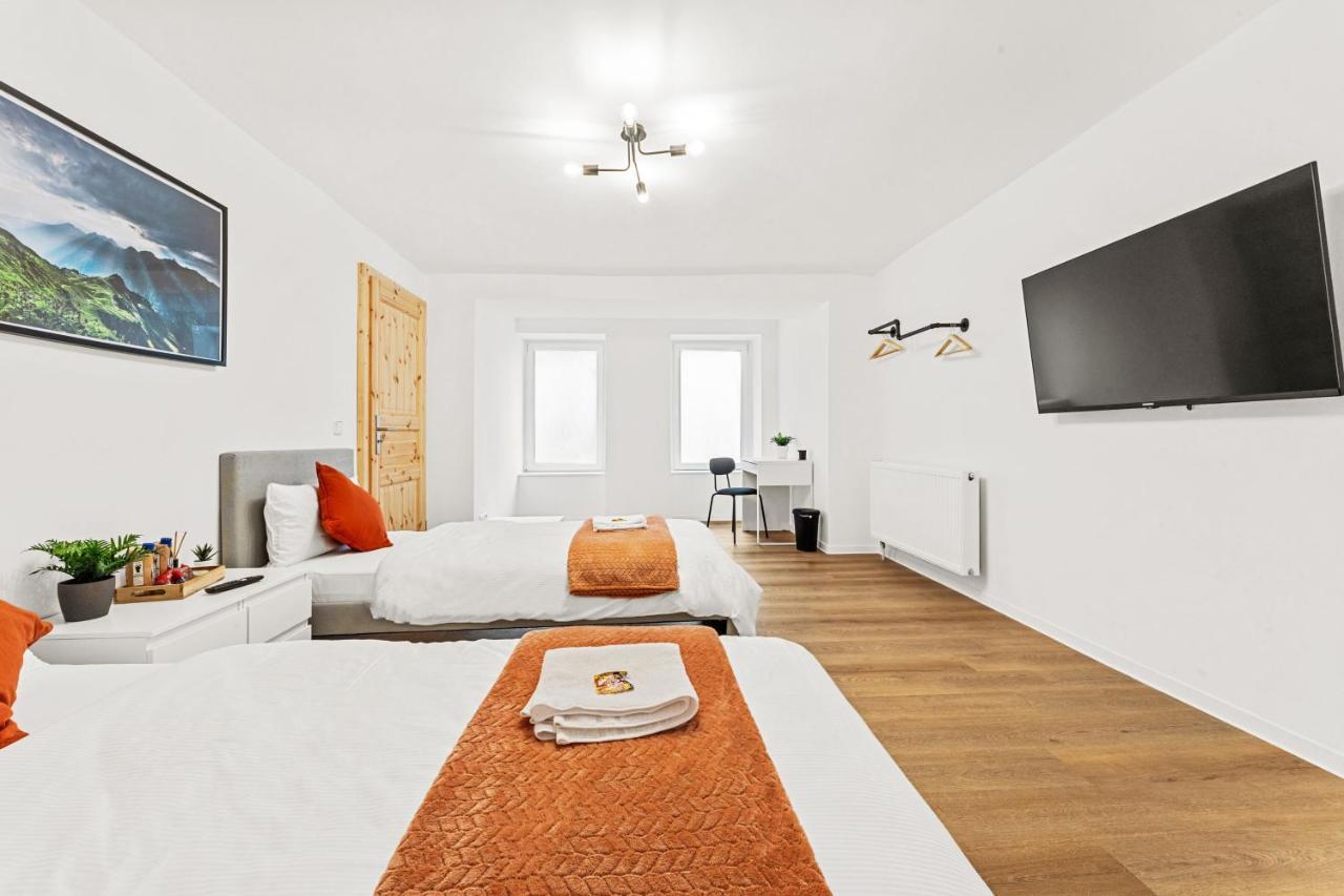 2 Apartments, 4 Betten, Vollmoebliert,zentrale Lage Am S-bahnhof Apartamento