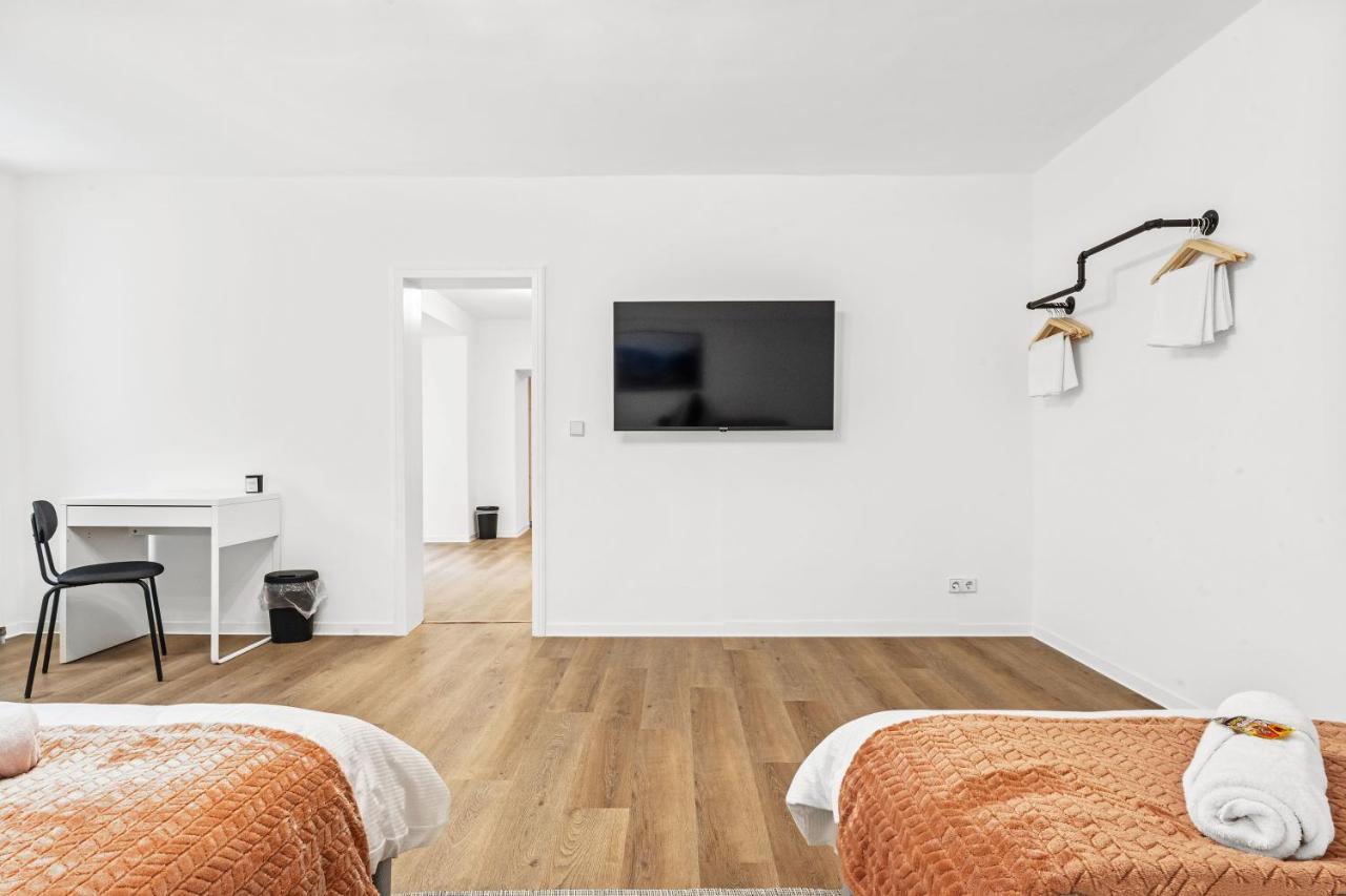 2 Apartments, 4 Betten, Vollmoebliert,zentrale Lage Am S-bahnhof * Berlim