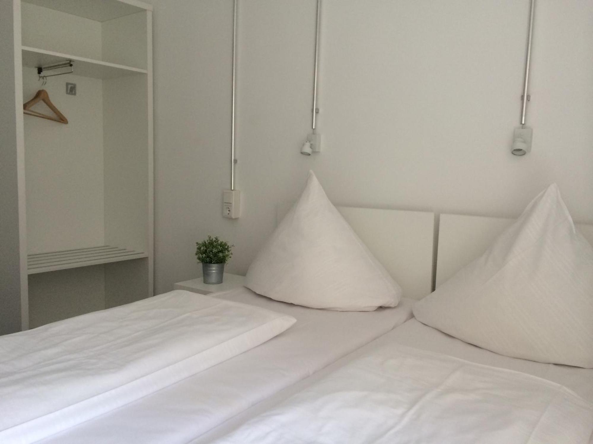 Hostel Near Brandenburg Gate - & *