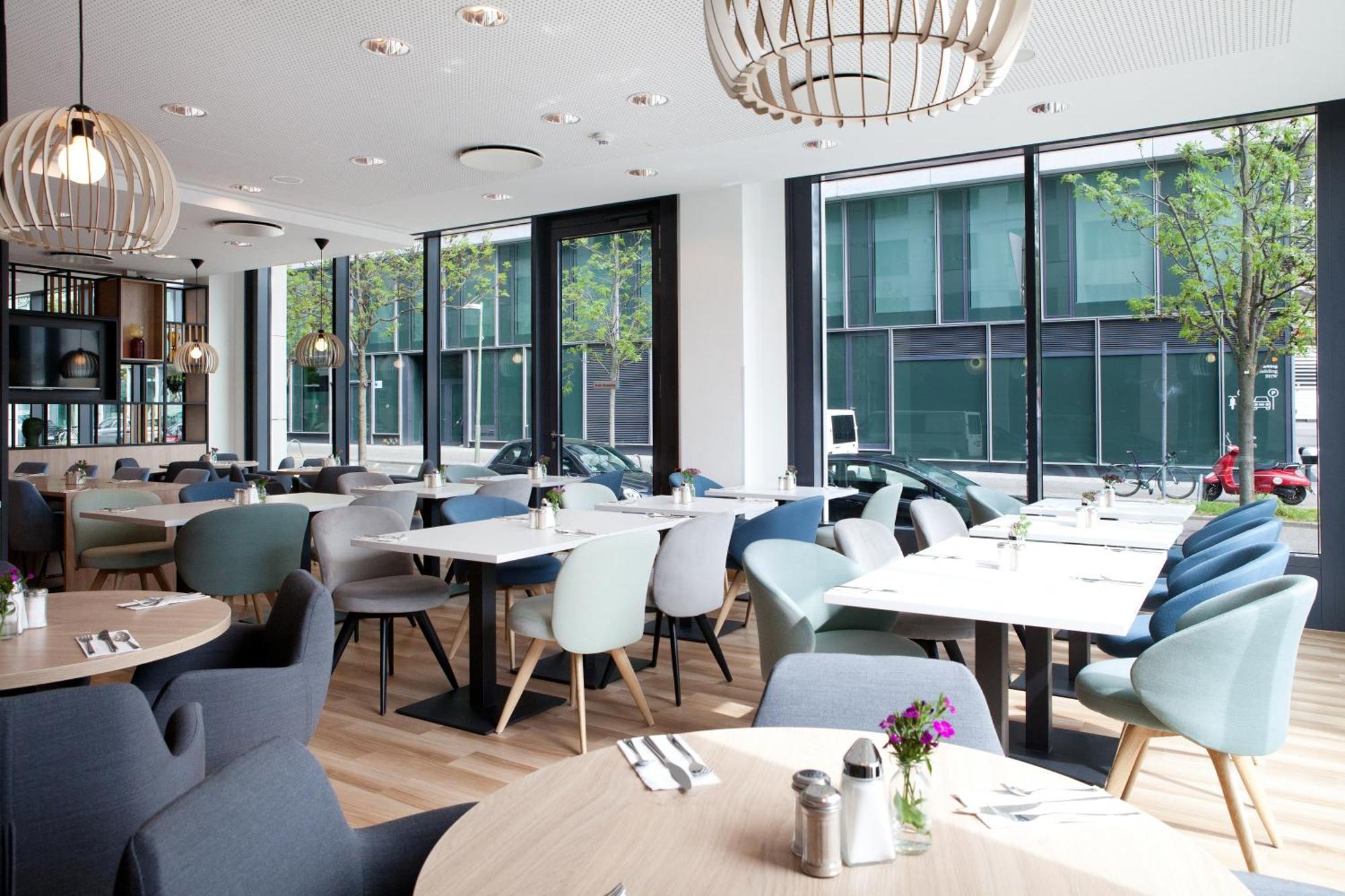 Hotel East Side By Ihg Berlin