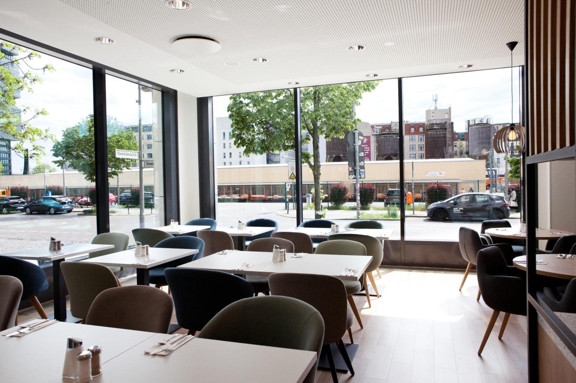 Hotel East Side By Ihg 4*