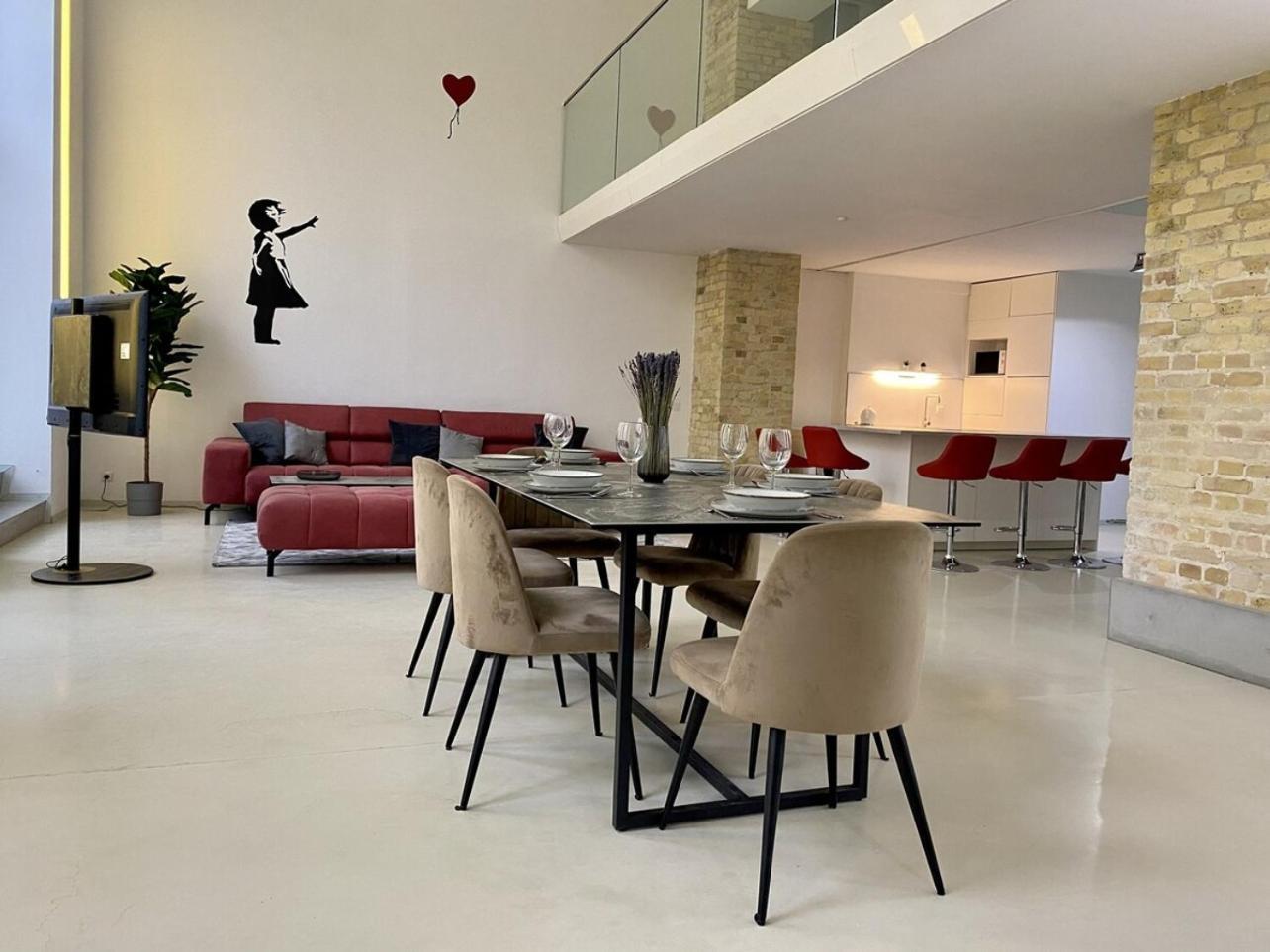 Loft With Pool Table, Kitchen Island & Gallery Apartamento Berlim