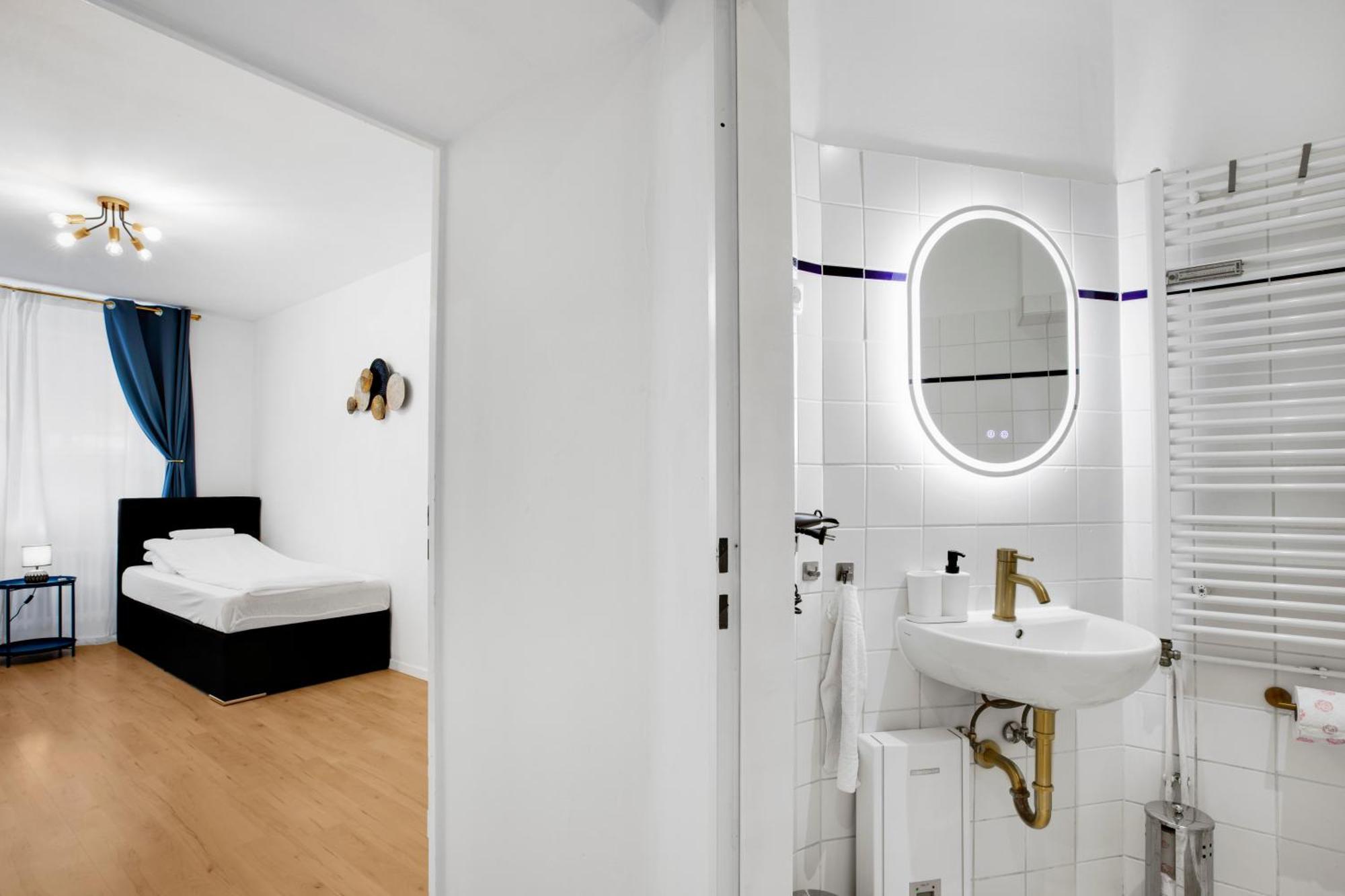 3 Bedroom In Kreuzberg Apartment *
