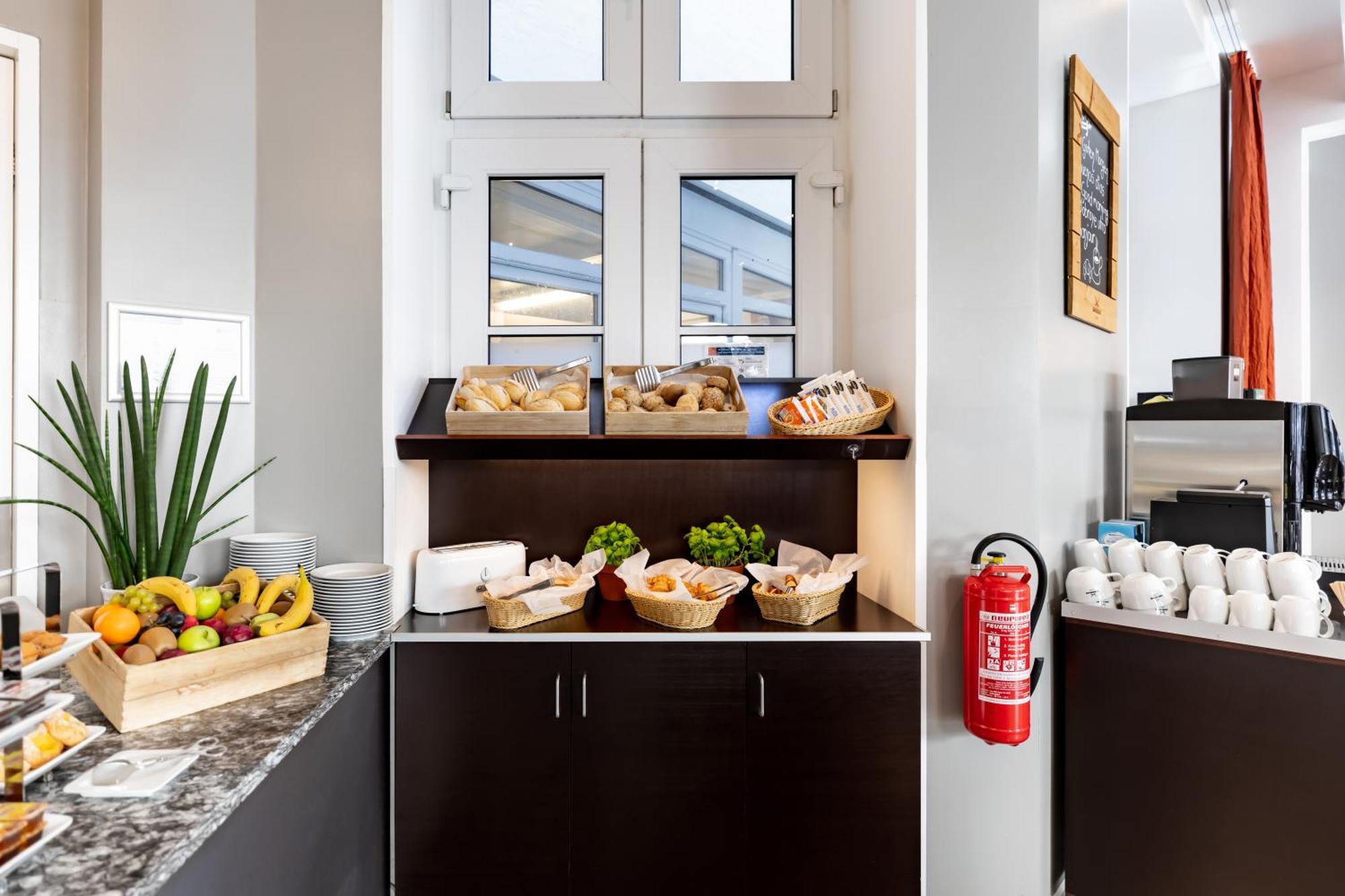 Garner - Checkpoint Charlie By Ihg Berlin