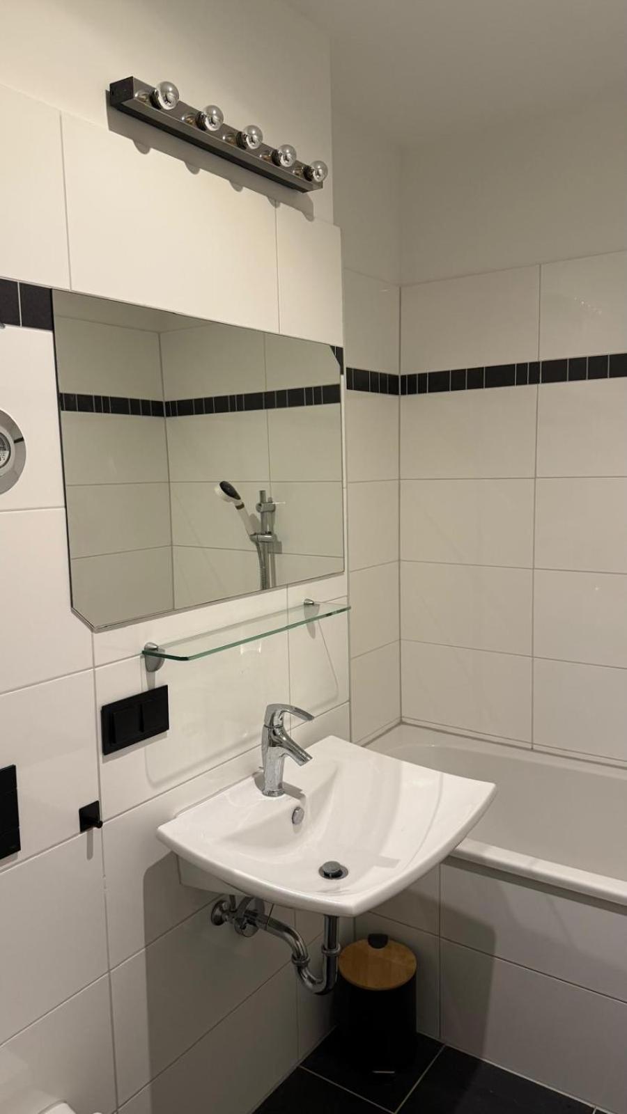 Spacious 2-bedroom Near Center Berlin