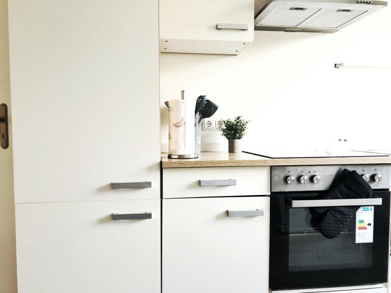 Apartment Aparments I Spaceous In Ber-reinickendorf, 1 Min. To Metro Station *