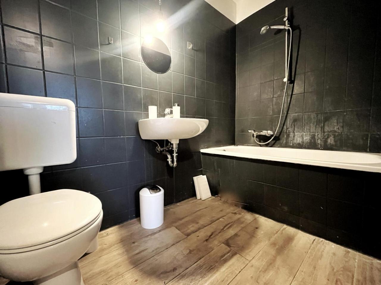 Aparments I Spaceous In Ber-reinickendorf, 1 Min. To Metro Station Apartment *