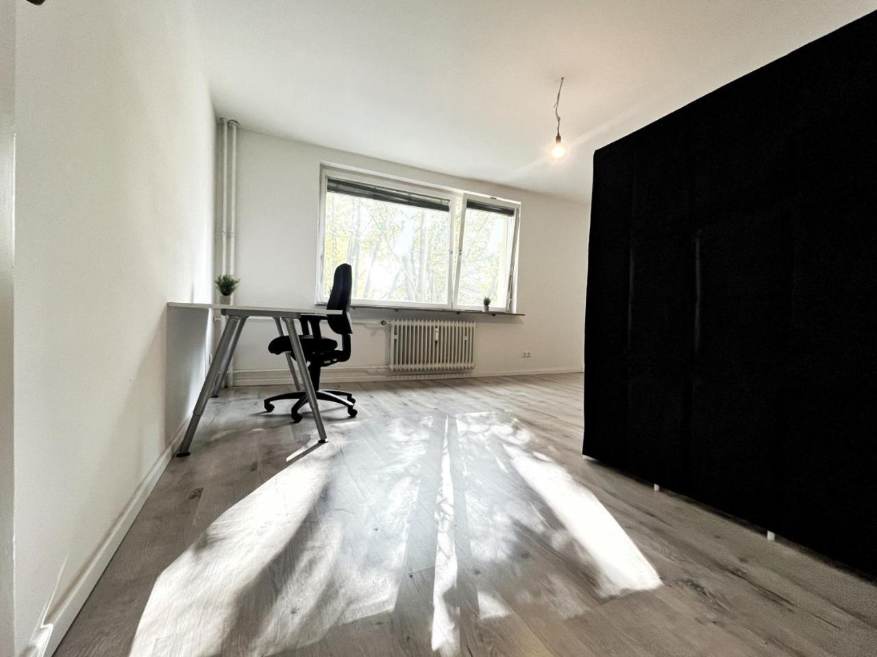 Apartment Aparments I Spaceous In Ber-reinickendorf, 1 Min. To Metro Station Berlin