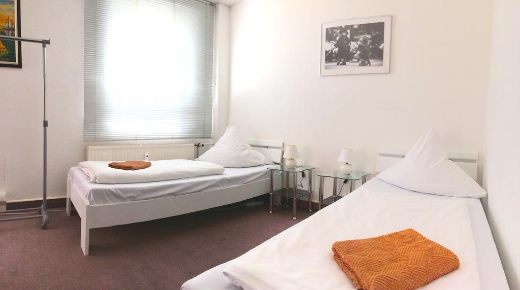 Near Brandenburg Gate - & Hostel *
