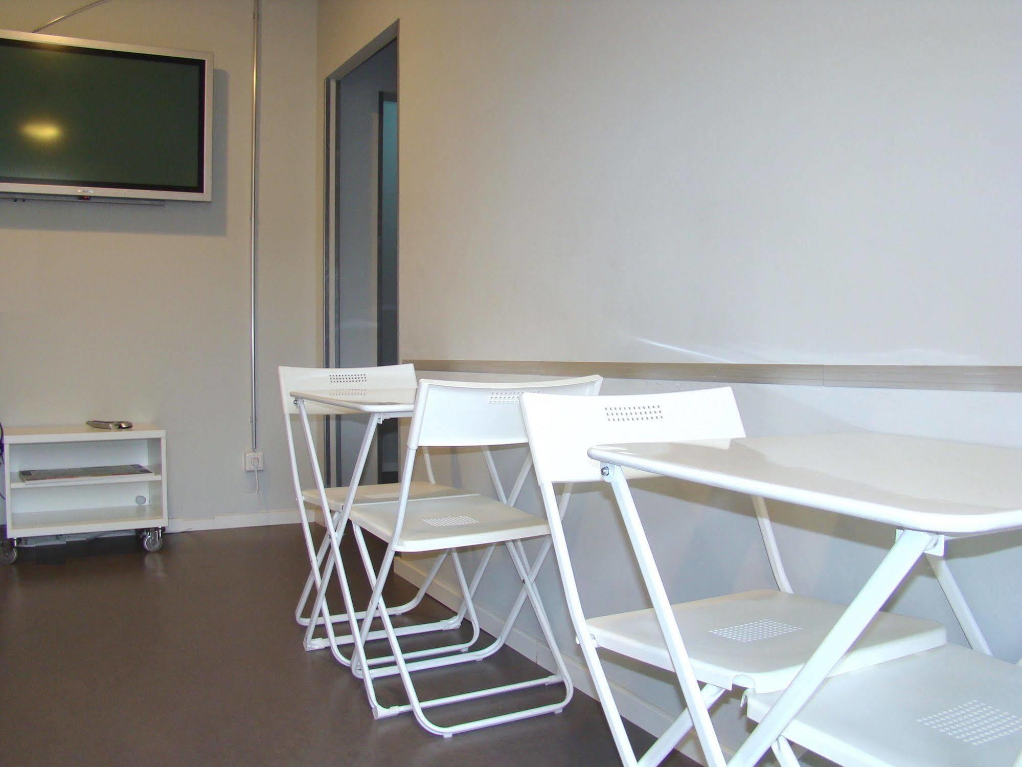 Near Brandenburg Gate - & Hostel *