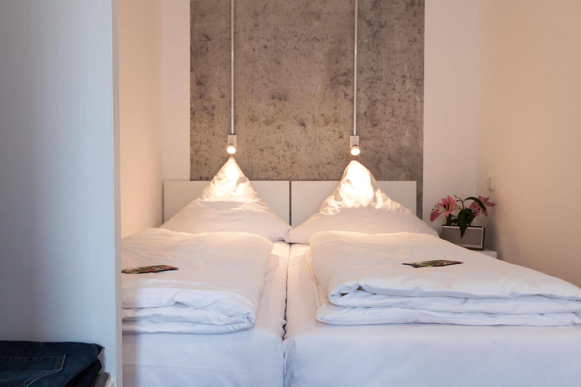 Hostel Near Brandenburg Gate - &