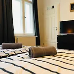 Modernes Apartment Am Viktoria Luise Platz