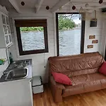Gemuetliches Hausboot Mit Kamin In Berlin