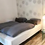 Designer Central Apartment With Terrace & Free Parking