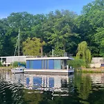 Haus direkt am See