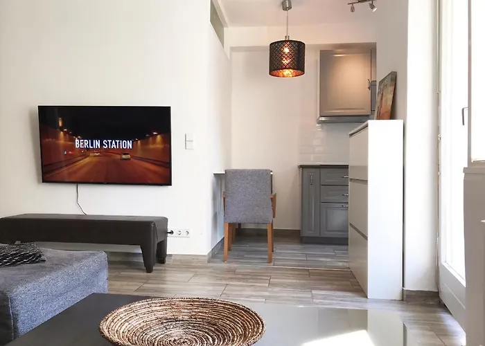 Designer Central Apartment With Terrace & Free Parking