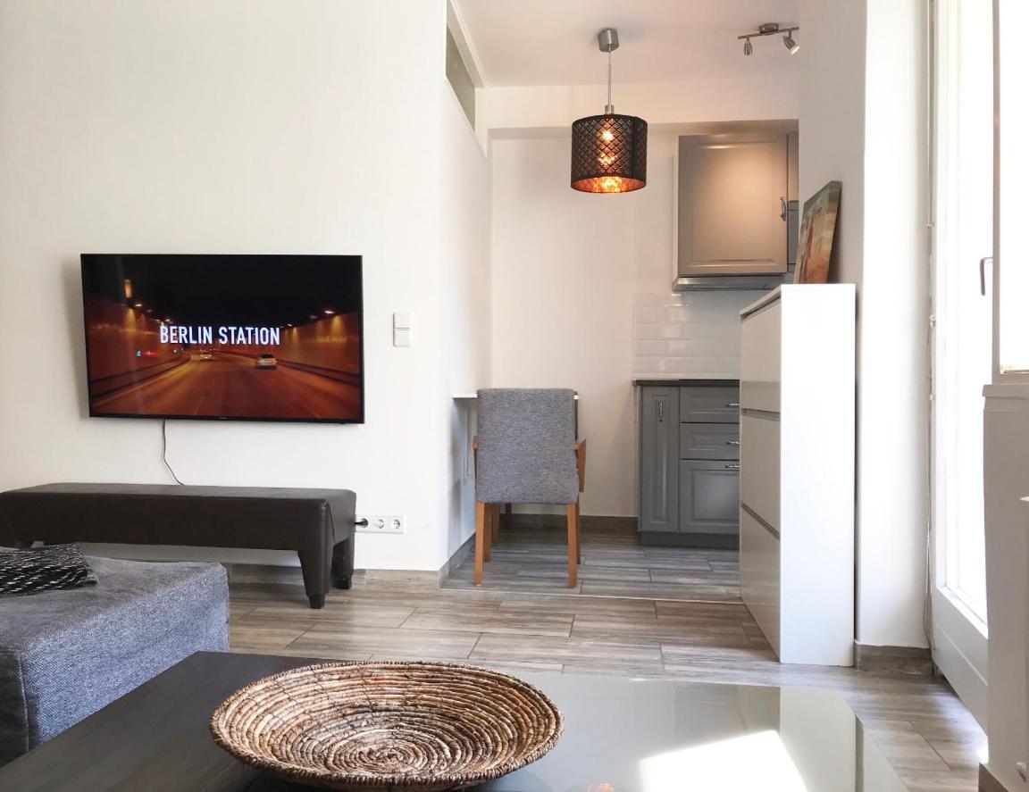 Designer With Terrace & Free Parking Apartment *