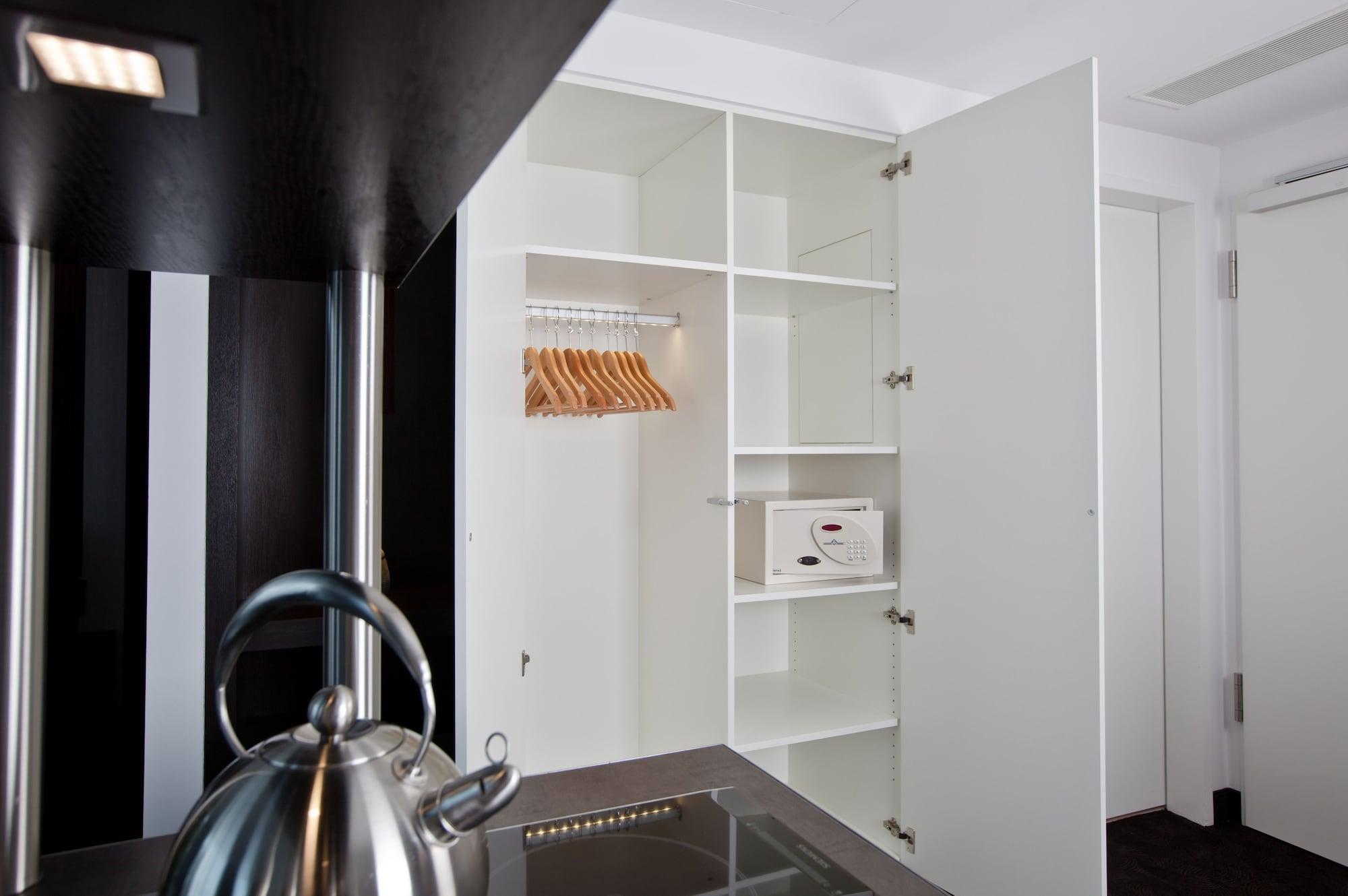 Goodman's Living Apartment *