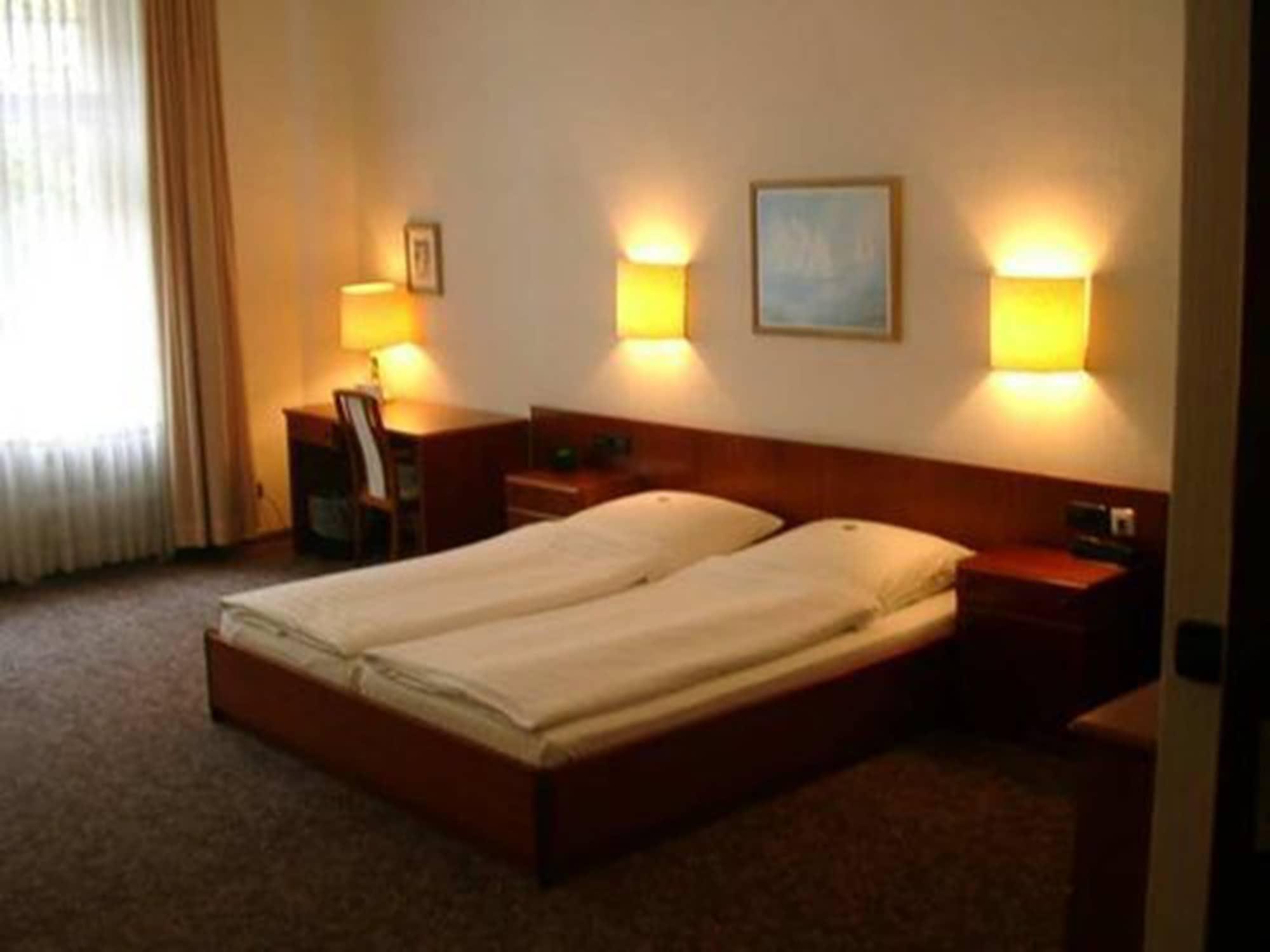 Hotel Kurfuerst Am Kurfuerstendamm 3*
