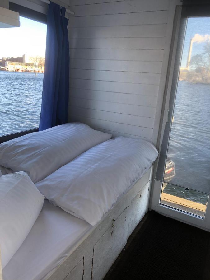 Botel Gemuetliches Hausboot Mit Kamin In Berlin