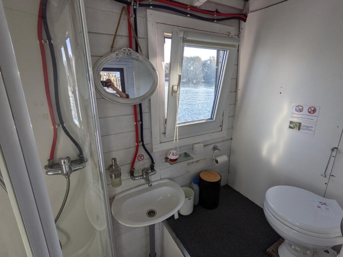 Botel Gemuetliches Hausboot Mit Kamin In Berlin