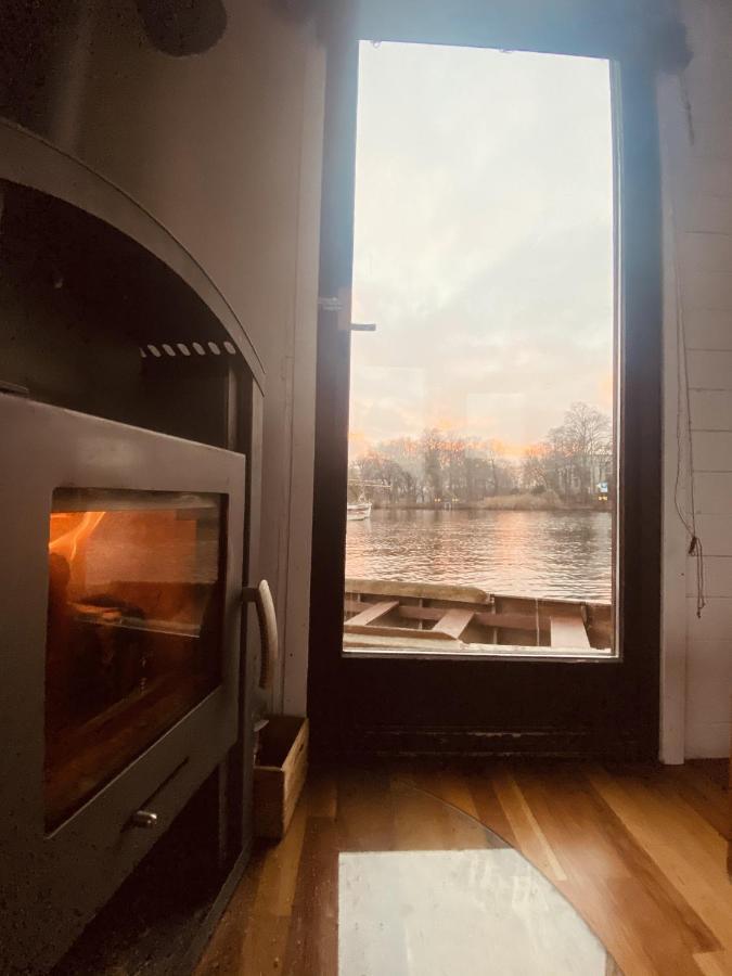 Gemuetliches Hausboot Mit Kamin In Botel Berlin