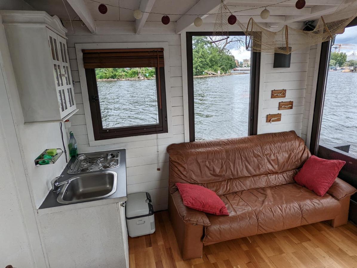 Gemuetliches Hausboot Mit Kamin In Botel Berlin