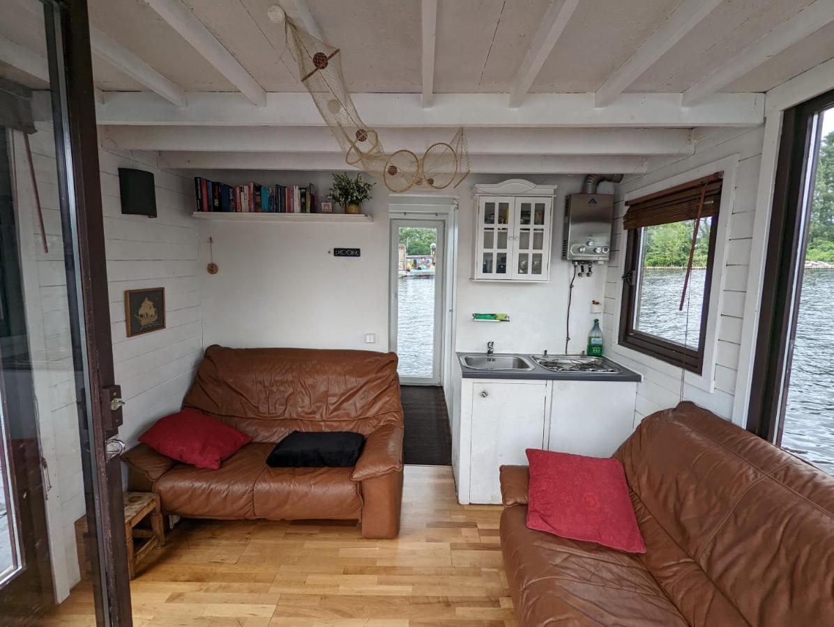Botel Gemuetliches Hausboot Mit Kamin In Berlin