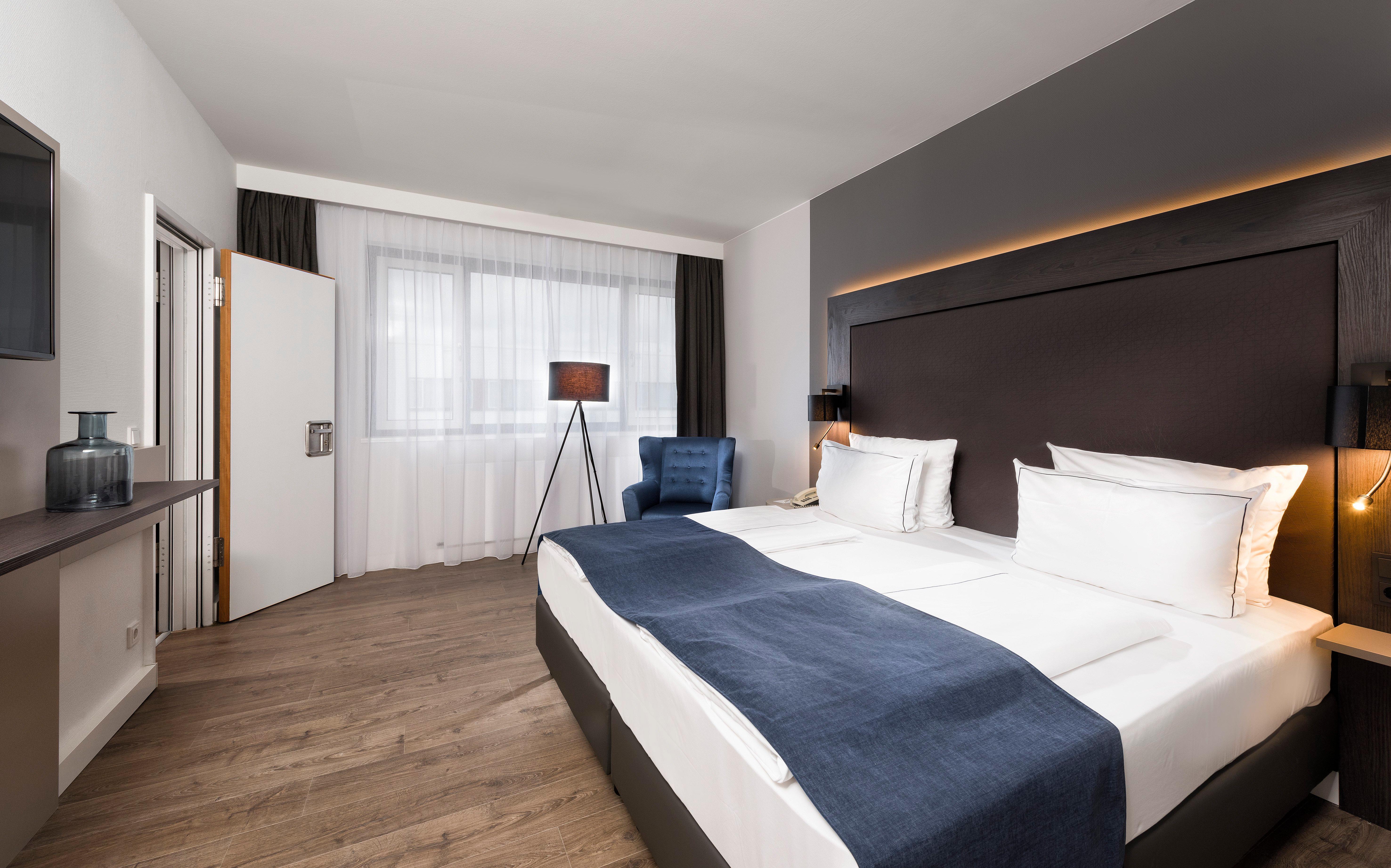 Hotel Holiday City-west By Ihg 4*