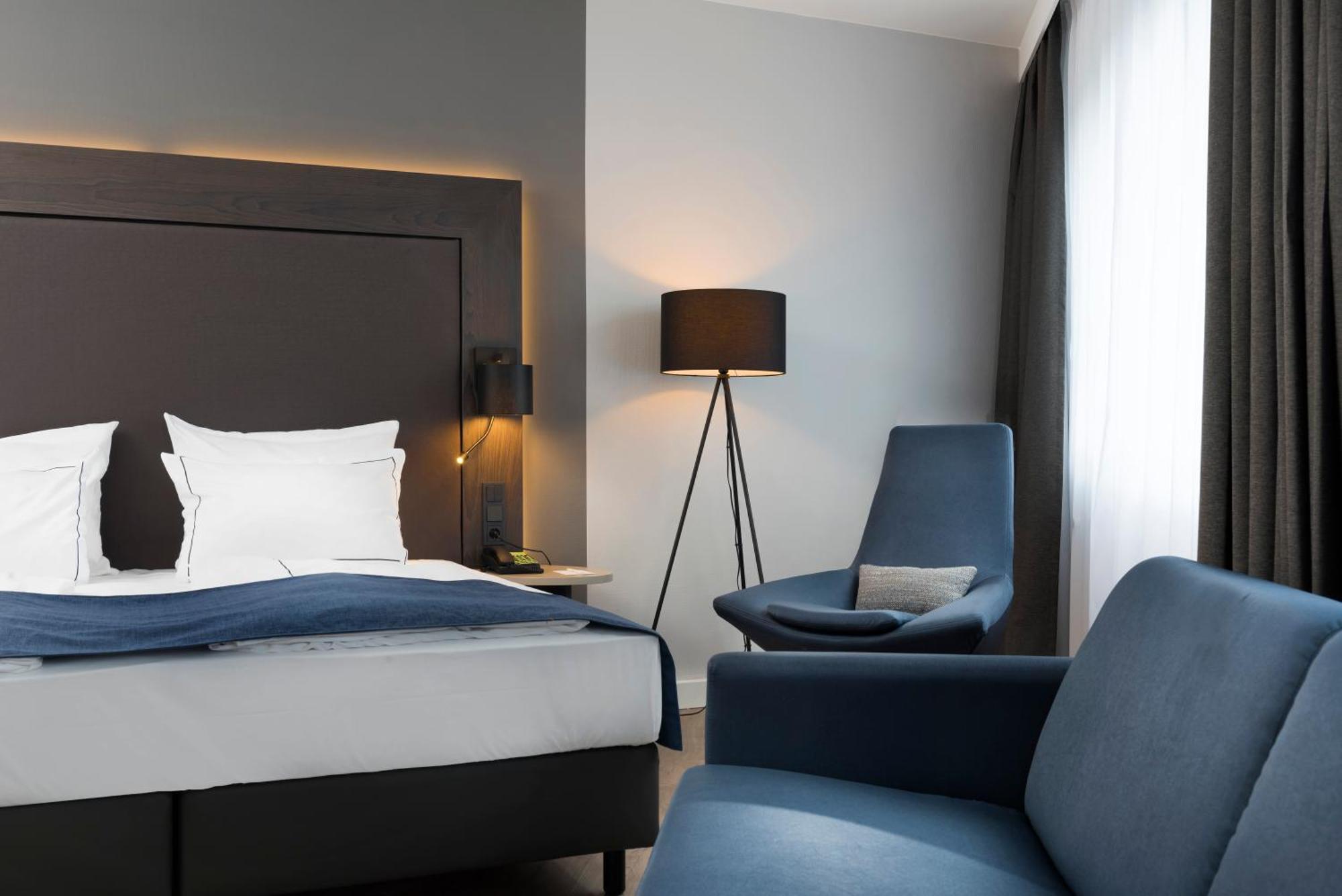 Hotel Holiday City-west By Ihg 4*