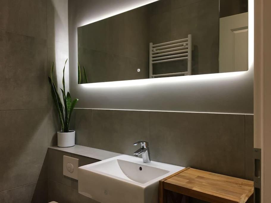 Apartment Style *