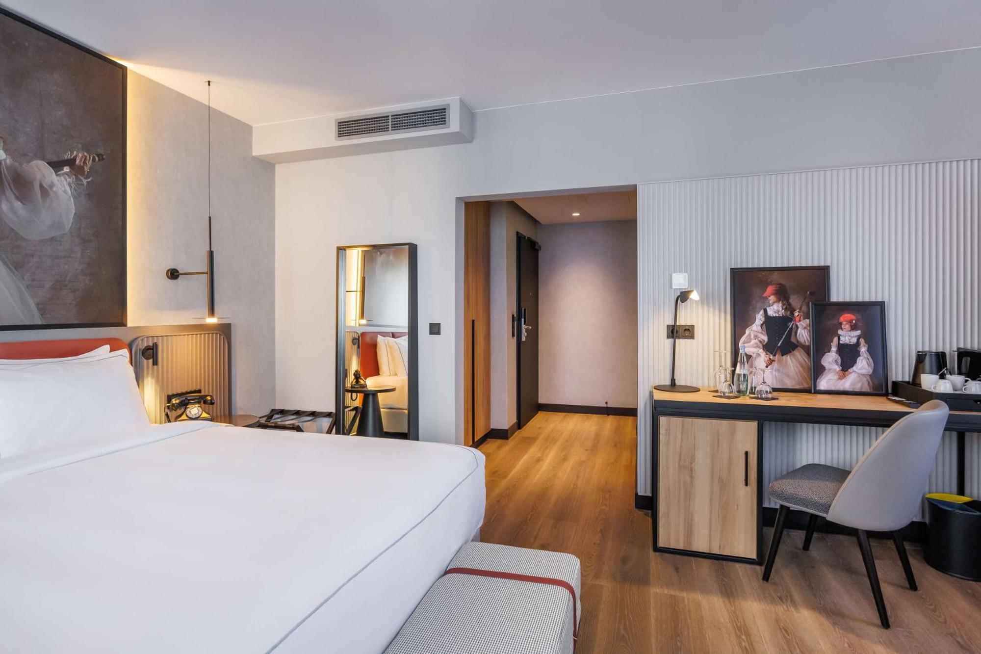 Radisson Red Kudamm 4*