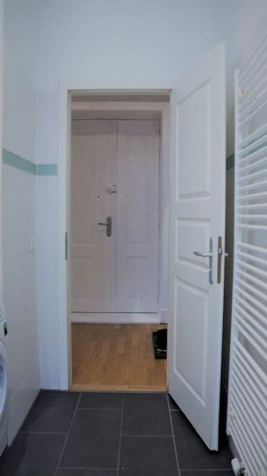 Bright & Lovely Centre Apartment